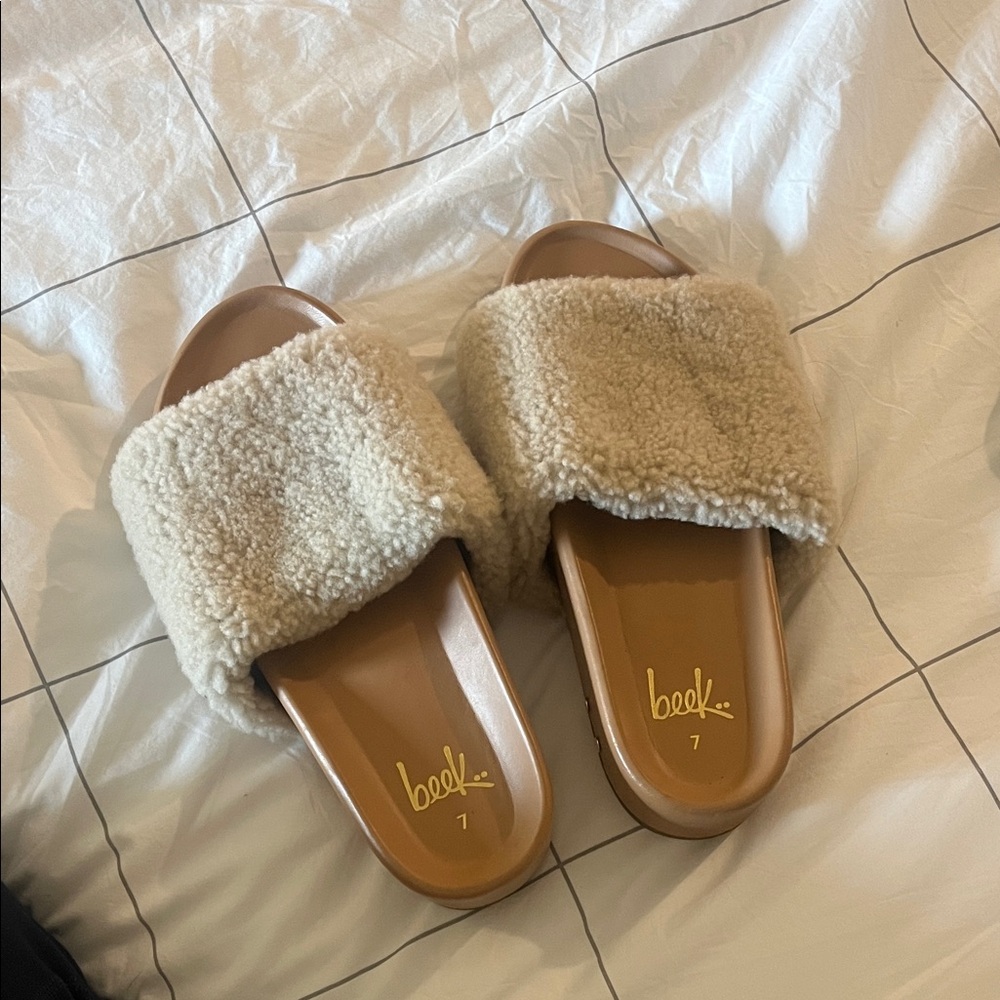 Beek Women's Cream Shearling Sandals/Slides